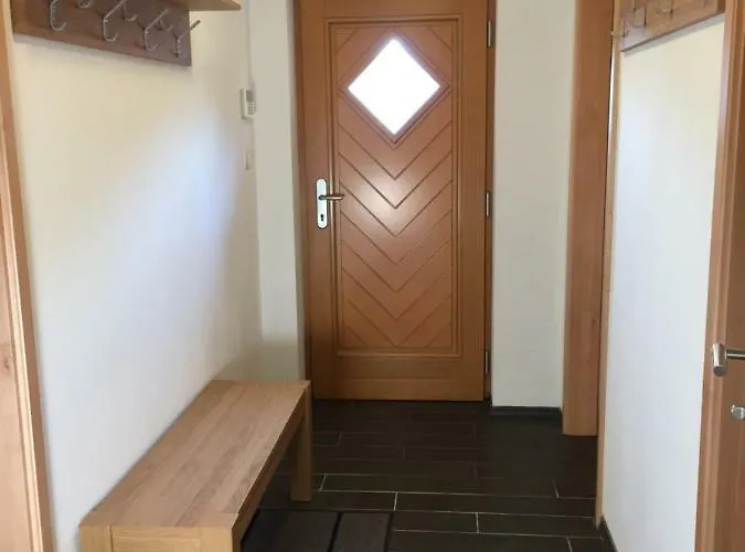 Pod Stezkou Nyaraló *