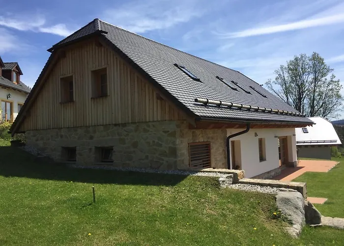 Pod Stezkou Nyaraló *